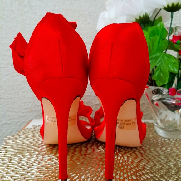 Elegant Red Ruffle Heels - Picture 6 of 6